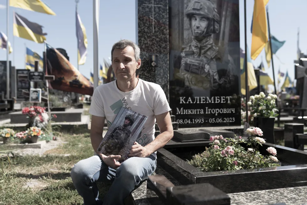 «Ціна грандіозна, безмежна». Рідні загиблих воїнів відвідали їхні могили на Алеї Слави у Харкові в День Незалежності