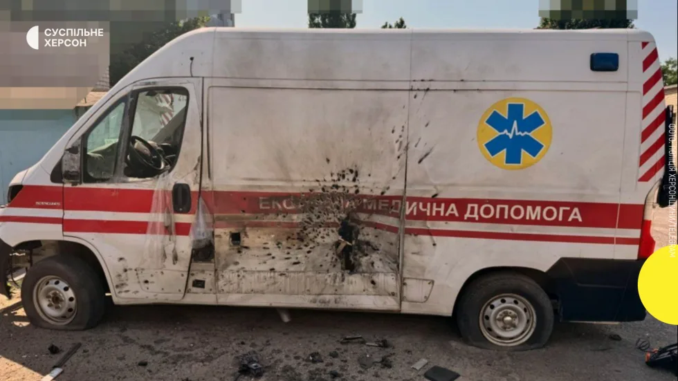 Подвійна атака дронами Корабельного району Херсона: поранені цивільні та медики