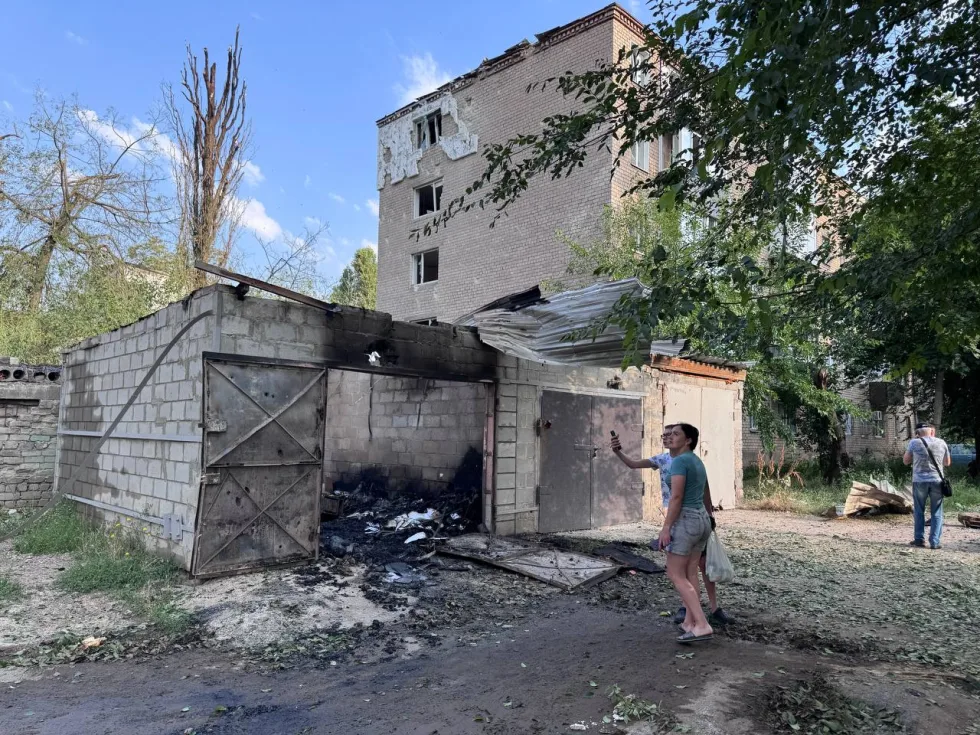 "Сусідка дзвонить: "Збирайся швидше, летять". Що відбувається на місці ракетного удару у Кривому Розі