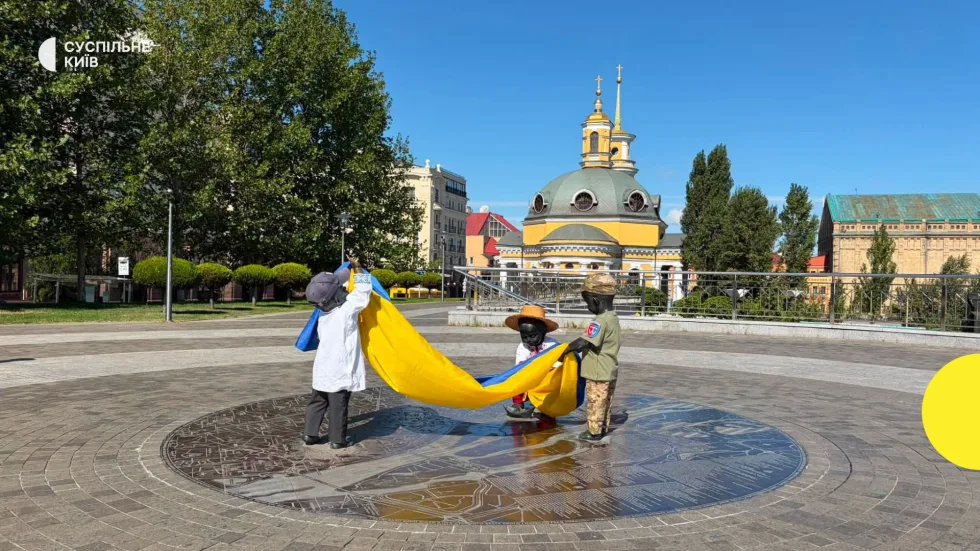 День державного прапора та День Незалежності: у столиці переодягли скульптури малюків-засновників Києва