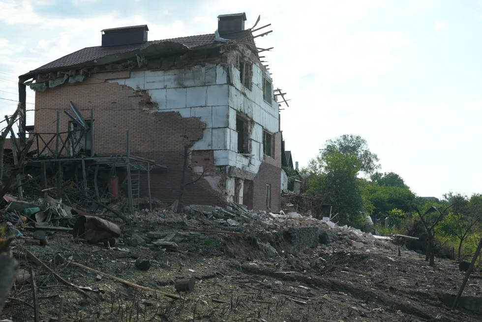 Російський КАБ влучив у житловий квартал Сум: загинула жінка, зруйновані будинки. Що розповідають очевидці