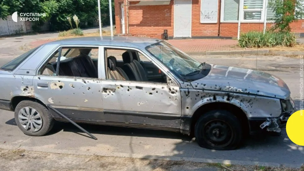 У Центральному районі Херсона через дроновий удар по автівці травмовані двоє людей