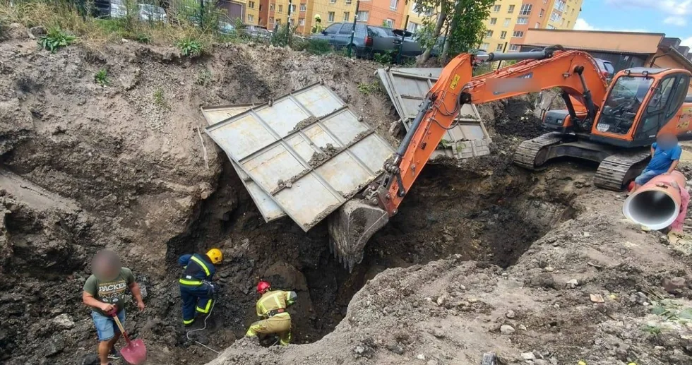 У Тернополі двох людей засипало землею: що відомо
