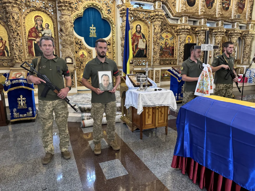 У Полтаві попрощалися зі старшим матросом Богданом Осиковим, який загинув на Донеччині