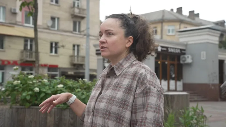 Дерева переросли вазони. Що буде із зеленою локацією на Театральній площі у Рівному