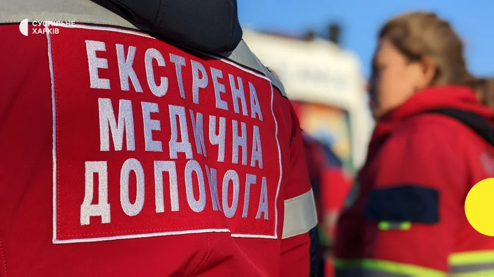 Поцілили поблизу житлових будинків: через ранковий ракетний удар РФ по Берестину поранена літня жінка