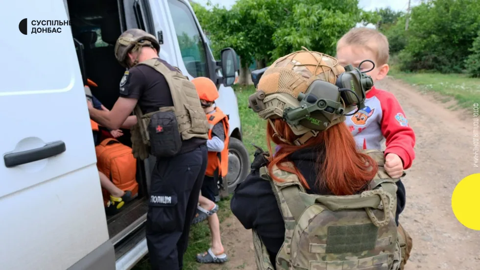 З Краматорської громади поліцейські та волонтери вивезли дев'ять дітей — тут оголошена примусова евакуація неповнолітніх