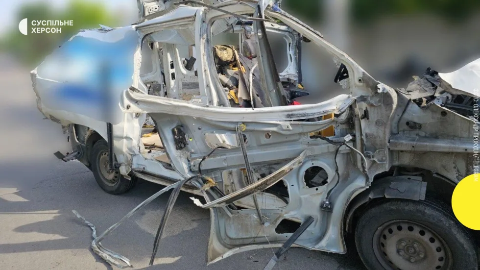 У центрі Херсона FPV-дрон РФ атакував автомобіль: загинув 53-річний чоловік