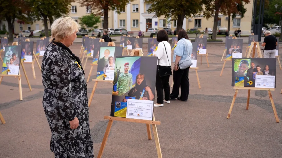371 портрет полеглих захисників: у Хмельницькому відкрили пам'ятну фотовиставку