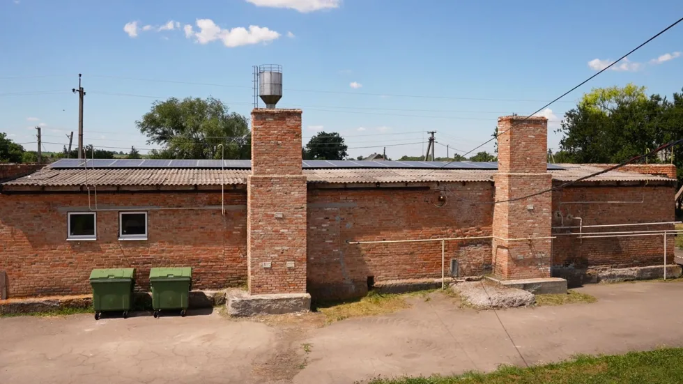 "Генератора було недостатньо": у ліцеї на Кіровоградщині встановили сонячну електростанцію