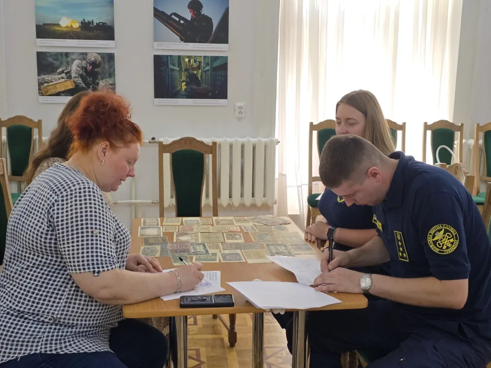 Монети, банкноти, картину та раму, вилучені на митниці, передали музеям Вінниці