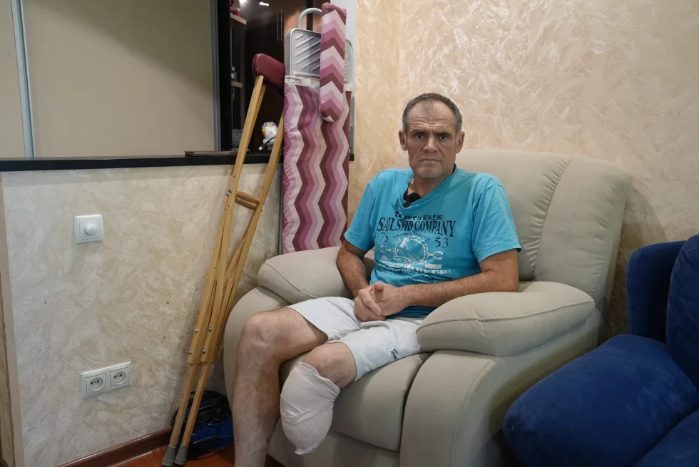 "Мені важливо було залишитися у Херсоні": історія комунальника, який втратив ногу через міну на даху