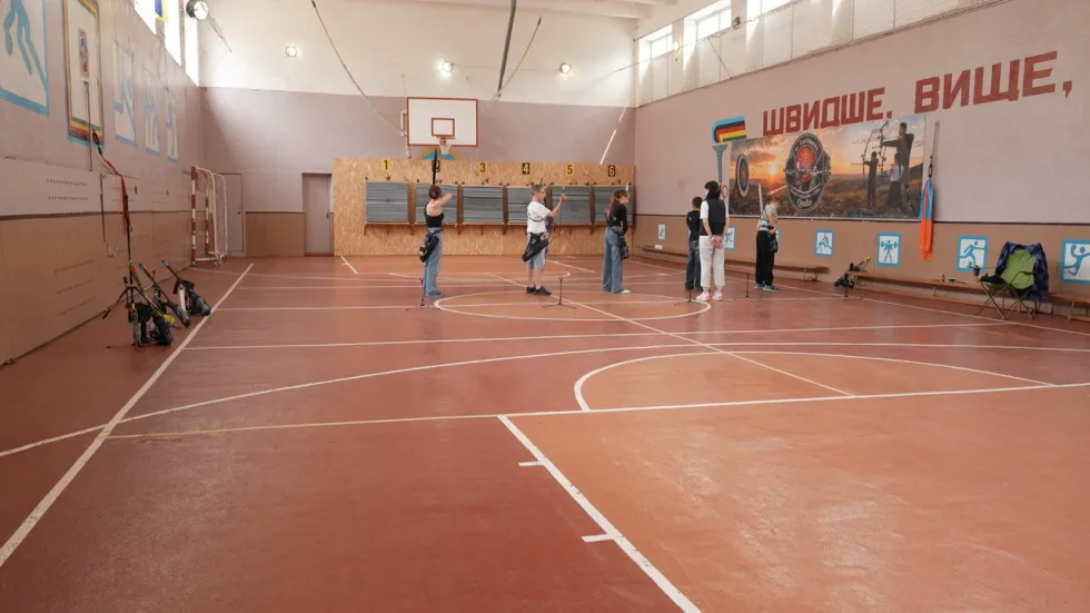 "Спорт відволікає від будь-яких думок": на Вінниччині ветеран відкрив клуб стрільби з лука