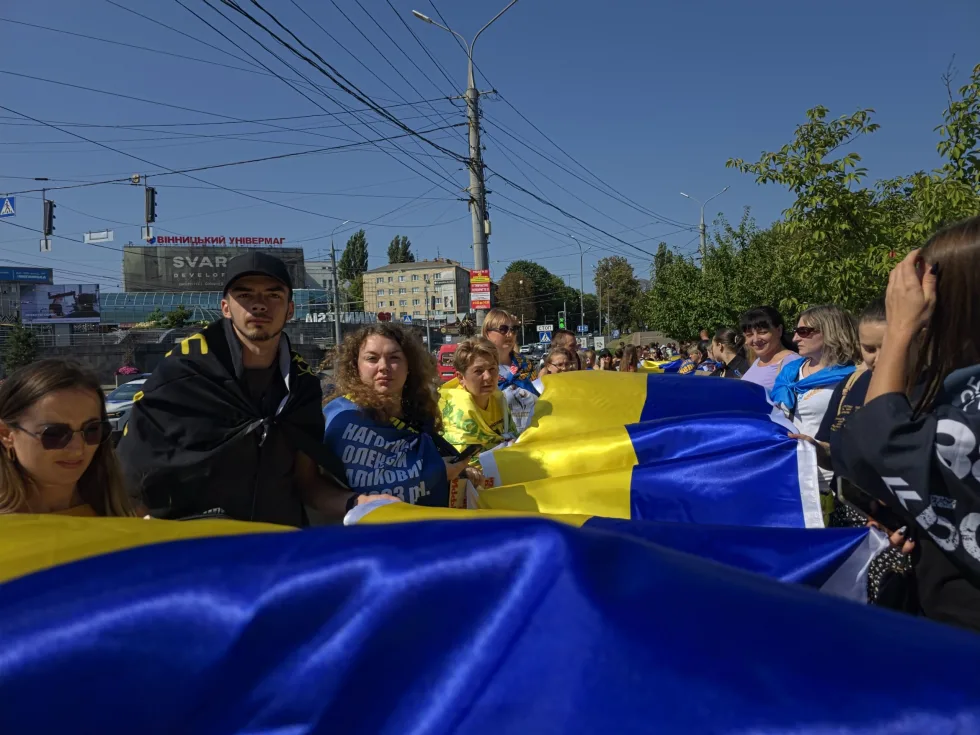 "Ми сильні тільки тоді, коли ми єдині": у Вінниці пронесли 100-метровий синьо-жовтий прапор