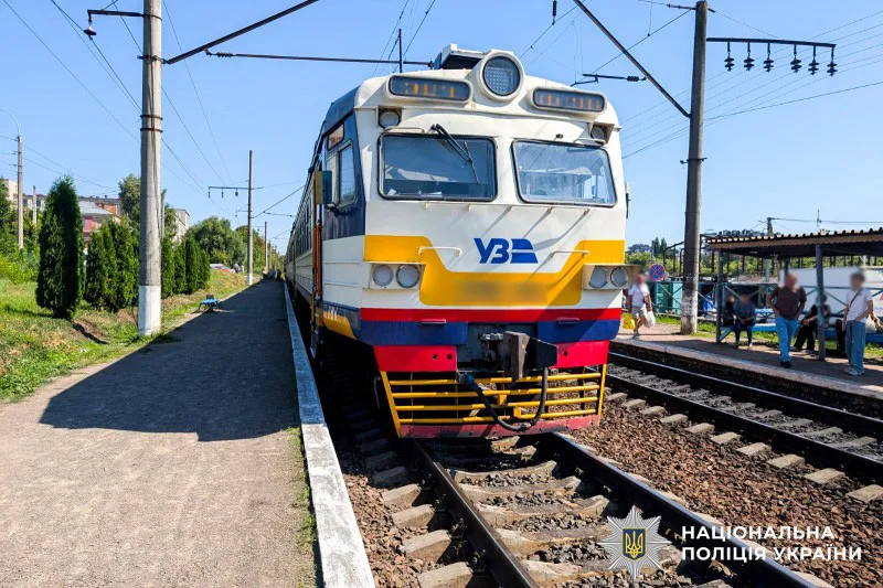 «Нести на вокзал далеко»: що кажуть пасажири потягів і чиновник про можливу ліквідацію зупинки «Дворецька»