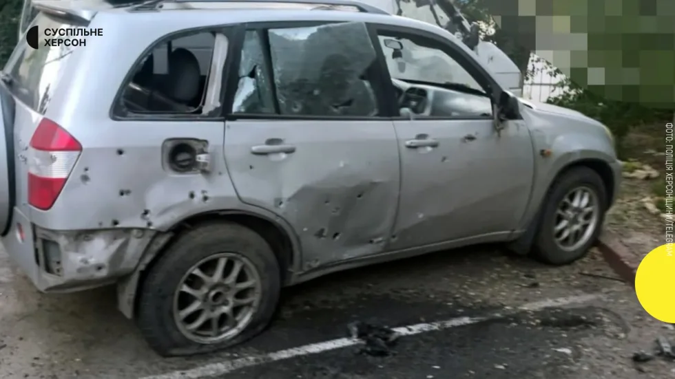 Дрон РФ атакував автівку у середмісті Херсона: двоє поранених