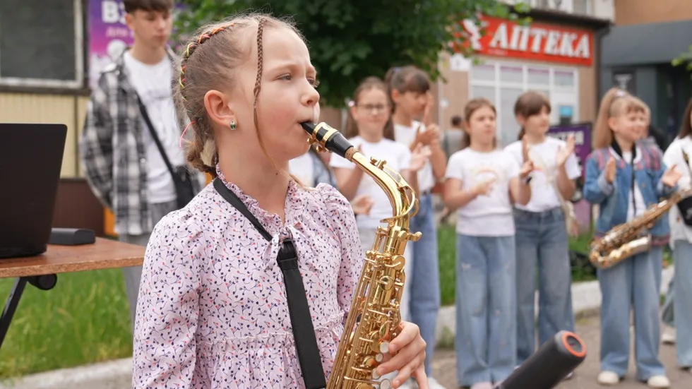 Співають "Стожари" та "Червону руту". На Вінниччині вихованці музичної школи дають концерти за донати на військо