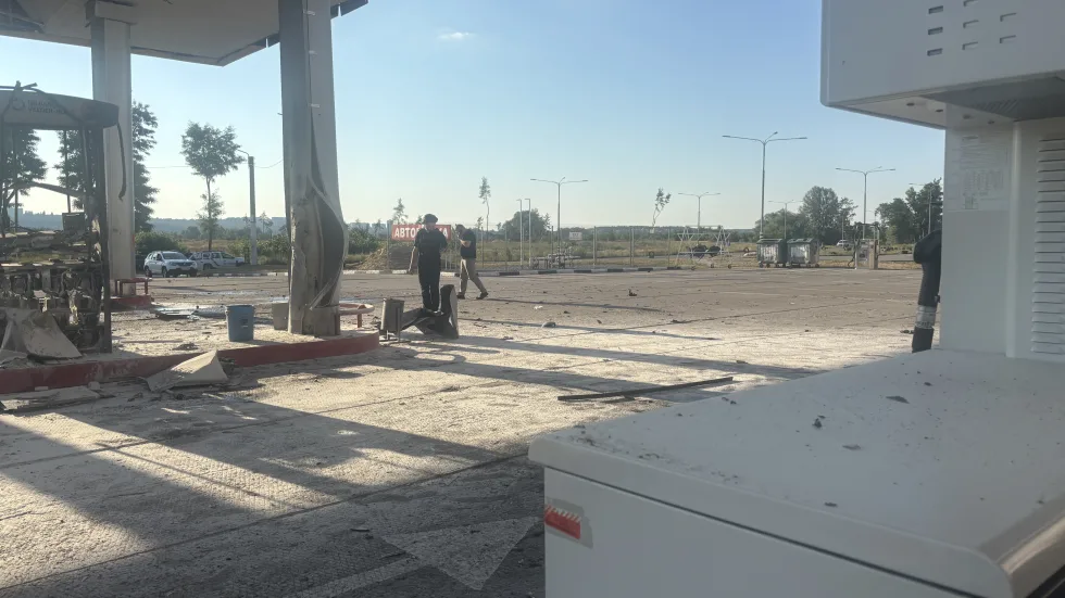 Російський дрон влучив у автівку з родиною на АЗС у Харкові: чоловік, жінка та дитина поранені