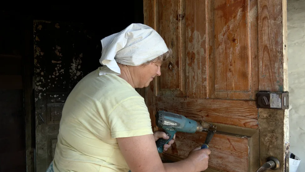 "Все, що привезла — згоріло": на Черкащині жителі села зібралися на толоку, щоб відновити будинок переселенки