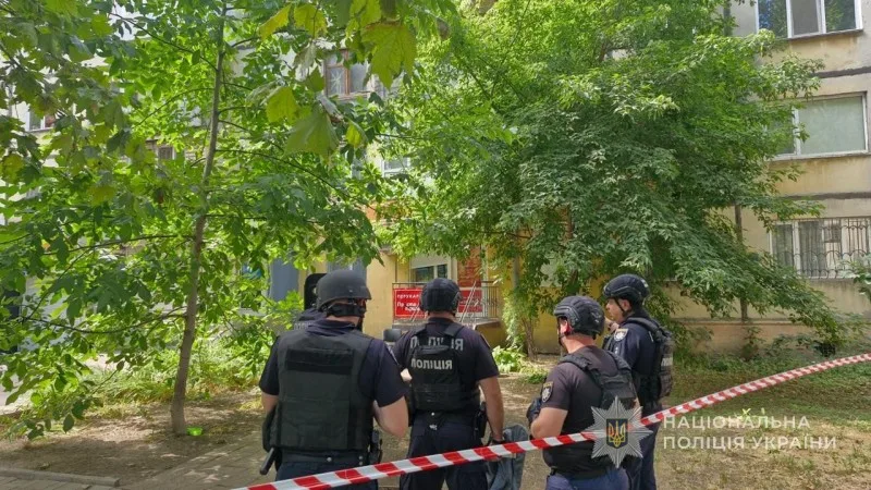 В Одесі чоловік зачинився в перукарні з двома людьми: його затримала поліція