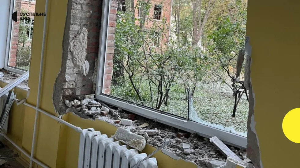 Пошкоджені будинки, гімназії і медзаклад: у кількох районах Києва зафіксовані падіння уламків через удар РФ