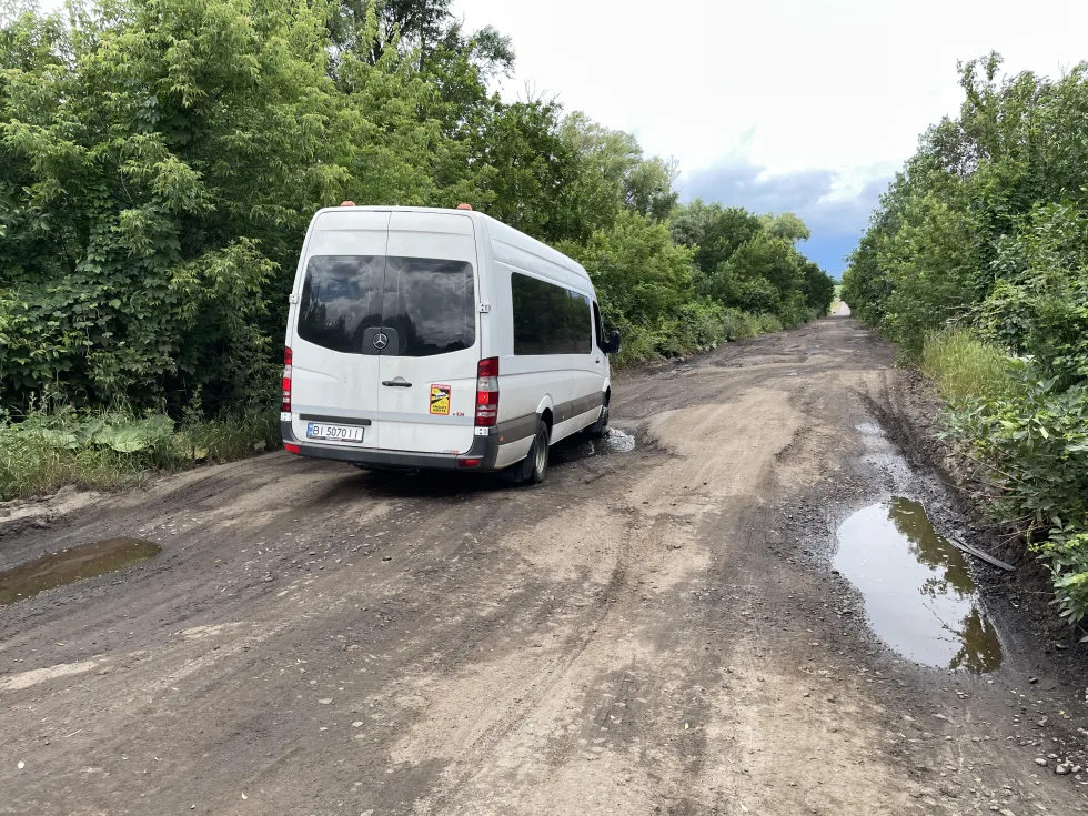 Ями до 5 метрів: на Полтавщині на шляху Вирішальне — Залізняки — Комишня водії ламають автівки