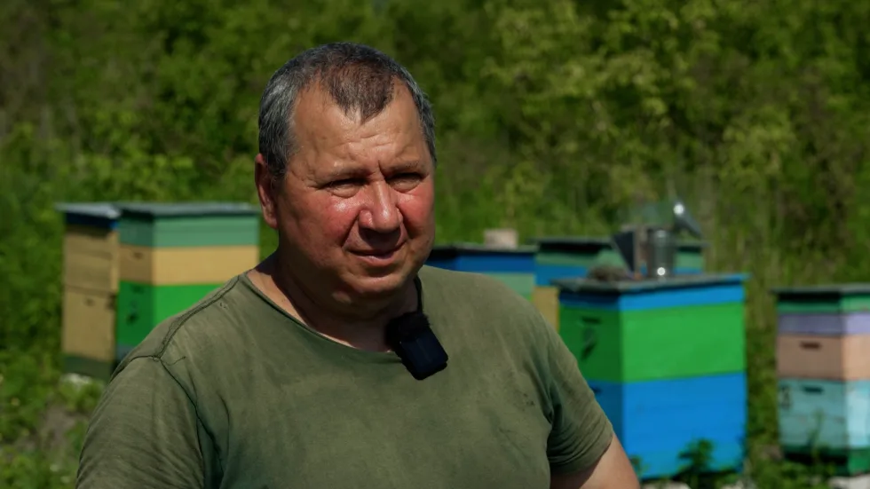 “Бджоли живуть 40 мільйонів років — переживуть і нас”: пасічник із Рівненщини розповів, як видобуває мед