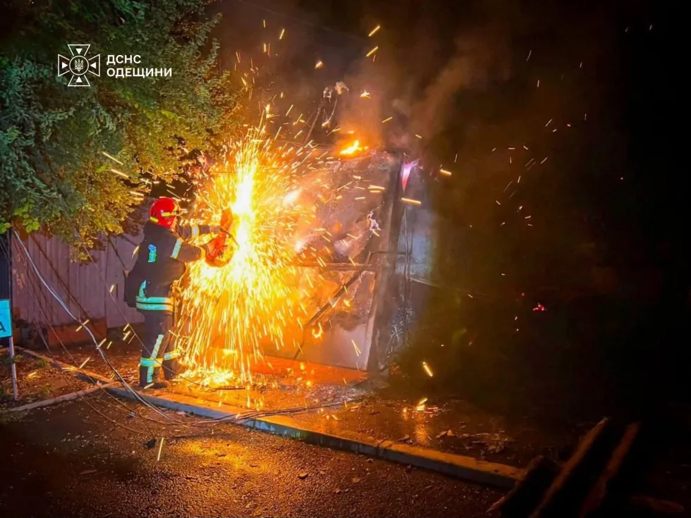 На Одещині внаслідок атаки РФ загорілися дві металеві споруди