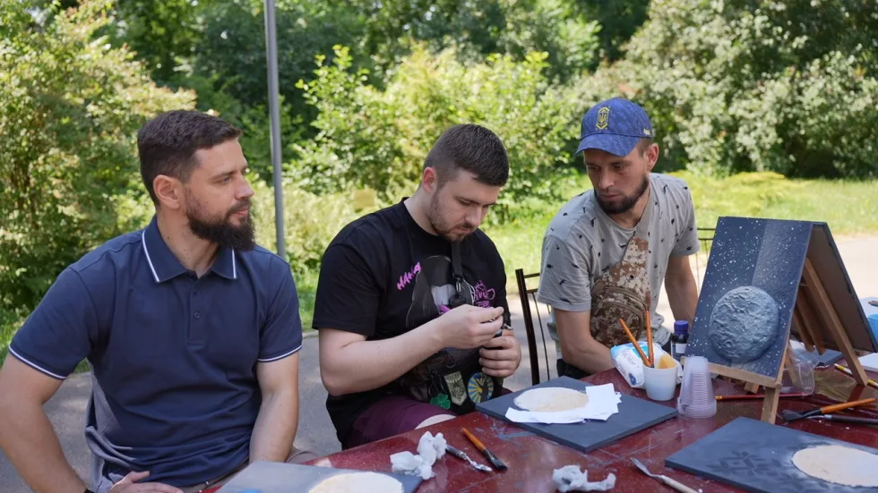 "Сьогодні я відчув себе художником": у Вінниці поранені захисники створювали барельєфні картини