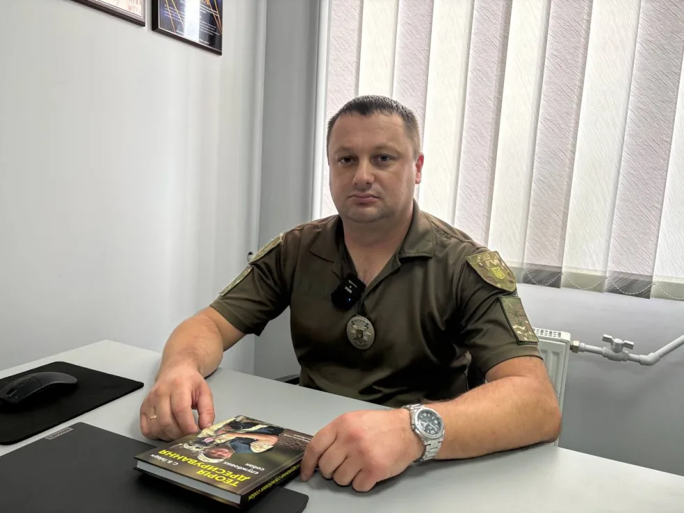 Кінолог з Житомира створив перший в Україні посібник з теорії дресирування собак