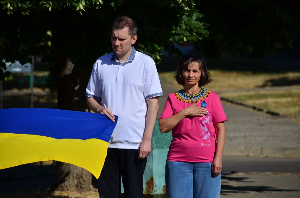 "Ми радіємо за кожного, як за свого": у Південноукраїнську привітали військового, який повернувся з полону