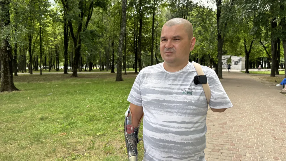 Бив ногами в живіт та зірвав протез: яких травм завдав 20-річний юнак у Полтаві ветеранові без рук