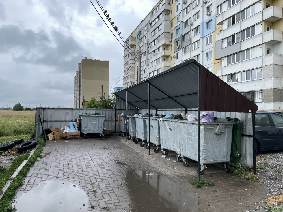 "Це — дно": у селі під Полтавою викинули в смітник гуманітарну допомогу з-за кордону