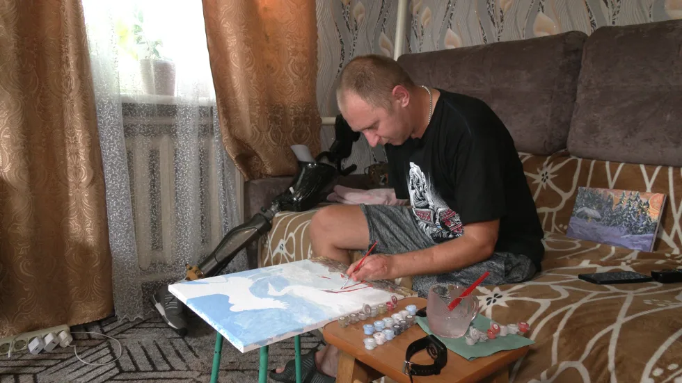 Створює картини двома пальцями: історія військового з Чернігівщини, який після ампутацій зайнявся творчістю