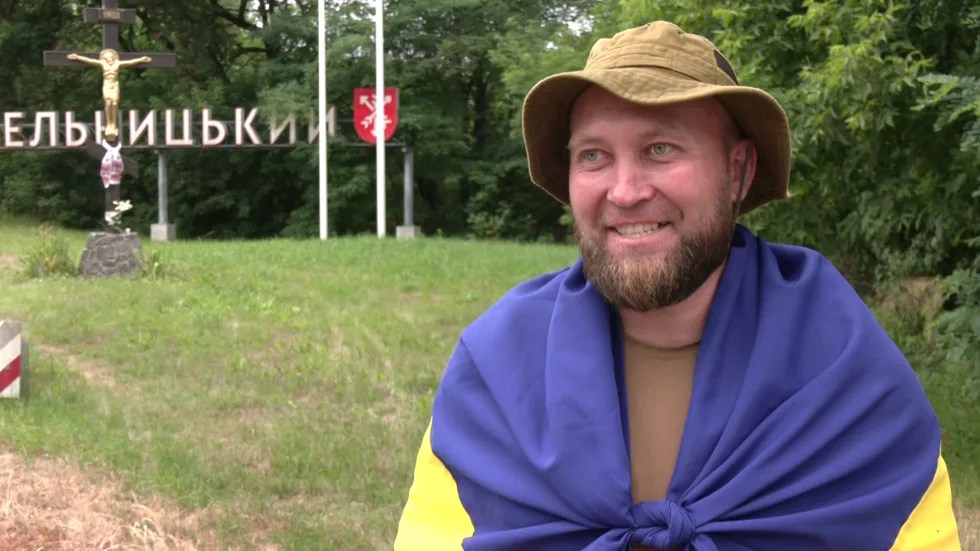 Із Вінниці до Хмельницького на протезі: ветеран пройшов понад сто кілометрів, аби зібрати кошти на армію
