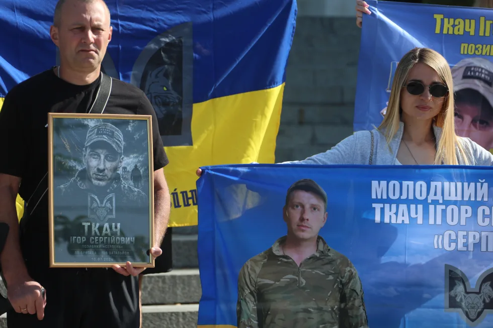 "Стоятиму пліч-о-пліч зі своїми побратимами": у Вінниці вшанували пам'ять загиблого оборонця