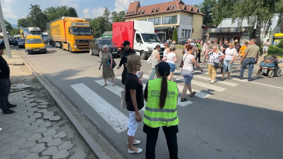 Перекриття траси, позачергова сесія і мораторій на будівництво ГЕС. Що відбувалося на протесті у Вигоді на Франківщині