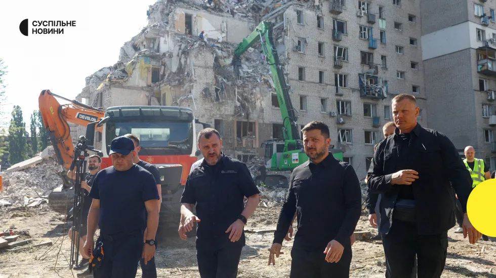 "Він знищує цивільне населення": Зеленський відвідав місце удару РФ в Дарницькому районі Києва. СУСПІЛЬНЕ | ВІДЕОНОВИНИ