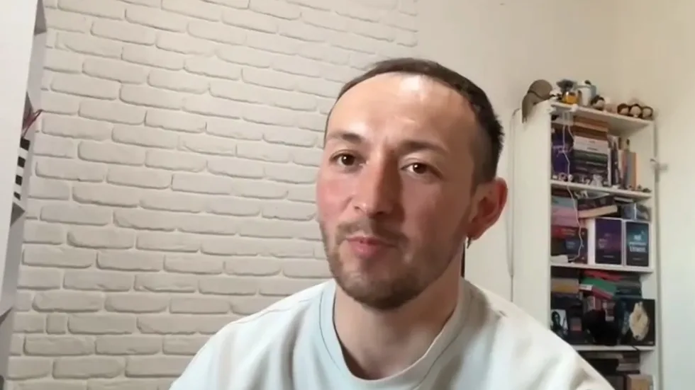«Був ризик». Як під загрозою FPV та КАБів верхолаз відновив найвищу прапорну щоглу Донеччини