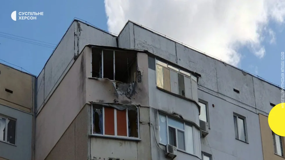 Російський дрон атакував багатоповерхівку в Корабельному районі Херсона: є поранений