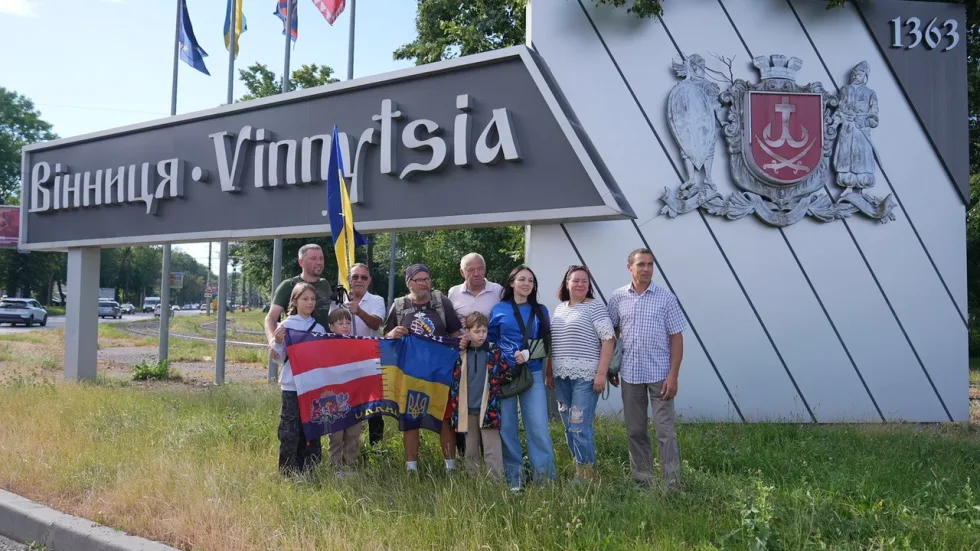 1400 кілометрів заради ЗСУ: до Вінниці пішки дістався латвійський волонтер, який збирає кошти для ЗСУ