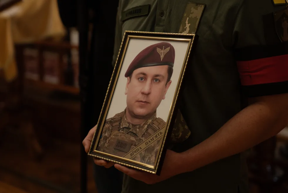 “Незламна сила духу”: у Сумах поховали стрільця-помічника гранатометника Євгена Черкаса