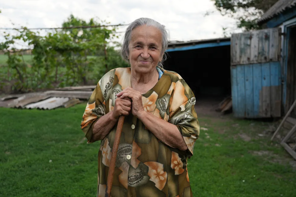 "Вию та скавчу від самотності". Як останні 20 мешканців Веселого Кута на Дніпропетровщині живуть у прифронтовому селі