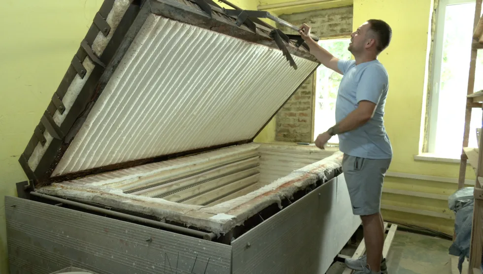 Піч-ВПО та 85 тонн донбаської глини: як працює релоковане підприємство слов'янської кераміки на Черкащині