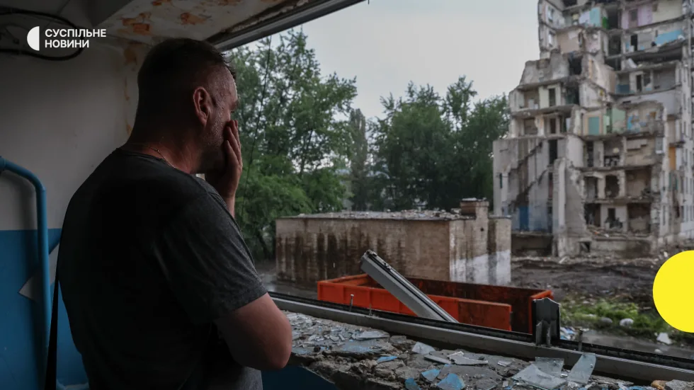 На місце розбору завалів у Києві приносять квіти та іграшки: як місцеві згадують загиблих сусідів. СУСПІЛЬНЕ | ЛЮДИ