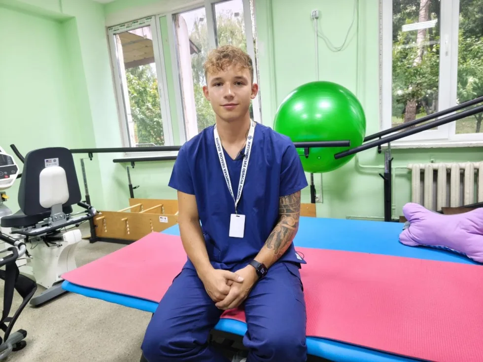 Після п’яти місяців у ліжку ветеран із Житомирщини знову вчиться ходити