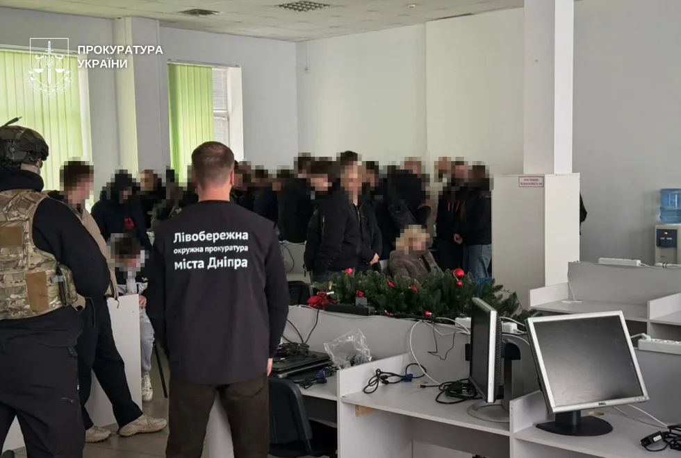 "Дніпро — столиця "офісів". Вони виникли тут". Про внутрішню "кухню" шахрайських кол-центрів розповіли експрацівники