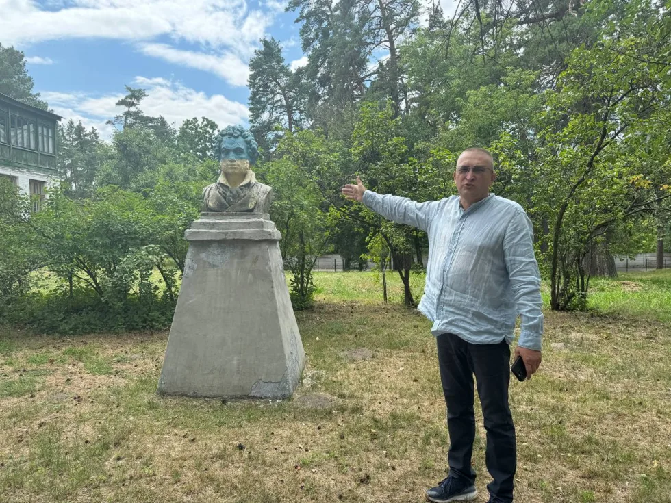 "Діти кажуть — це Тарас Шевченко": чому на території дитячого санаторію у Черкасах стоїть погруддя Пушкіна