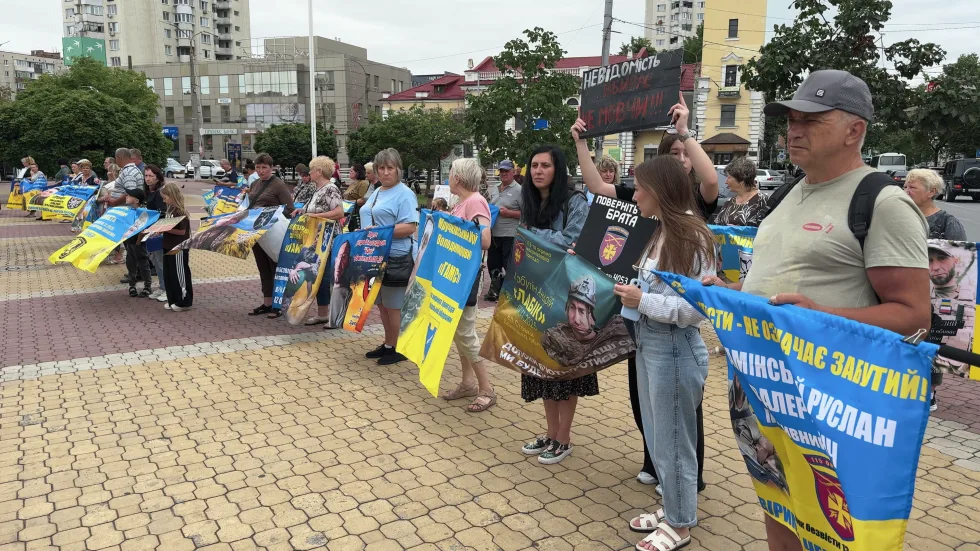 "Будуть збиратися, доки всі не повернуться": акція на підтримку полонених та безвісти зниклих відбулась у Хмельницькому