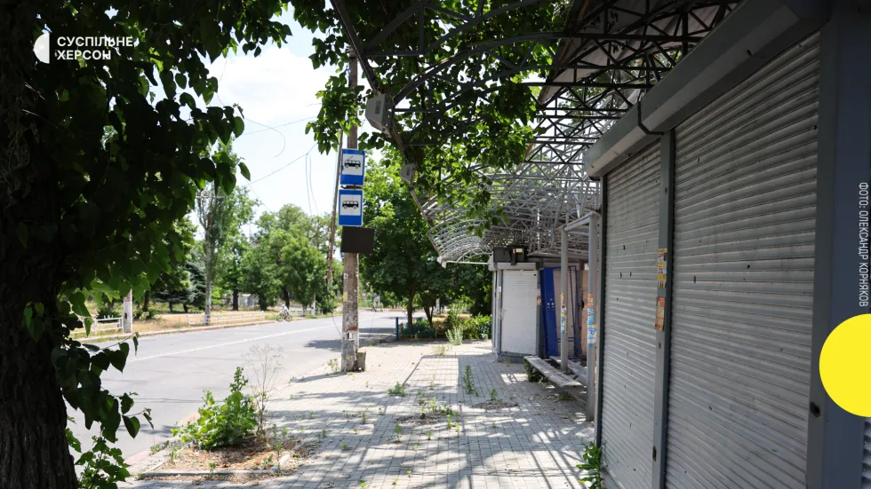 Російський дрон атакував зупинку у Херсоні: двоє поранених